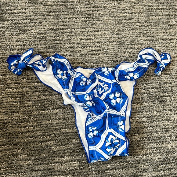 Large bottom, Small top floral geometric blue bikini - Picture 4 of 4